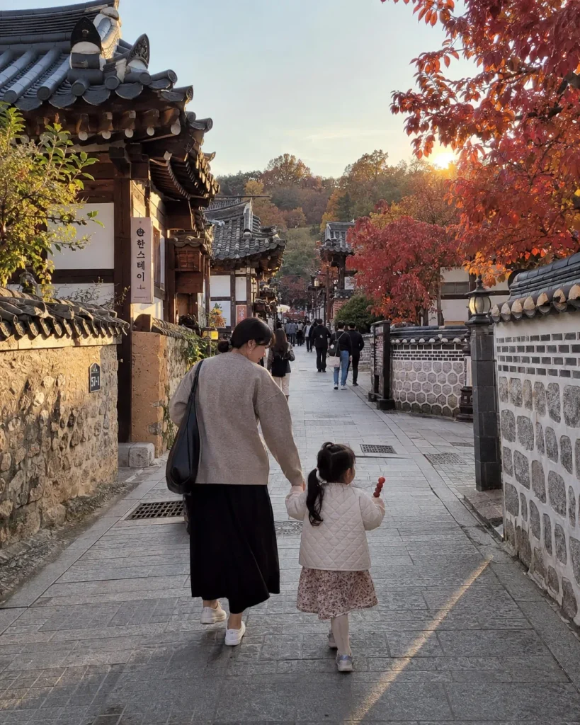 가을 분위기의 전주한옥마을 한옥 골목 풍경