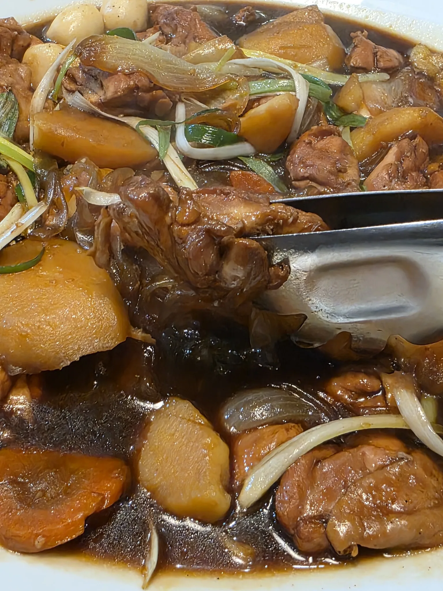 집게로 들어 올린 순살 찜닭
