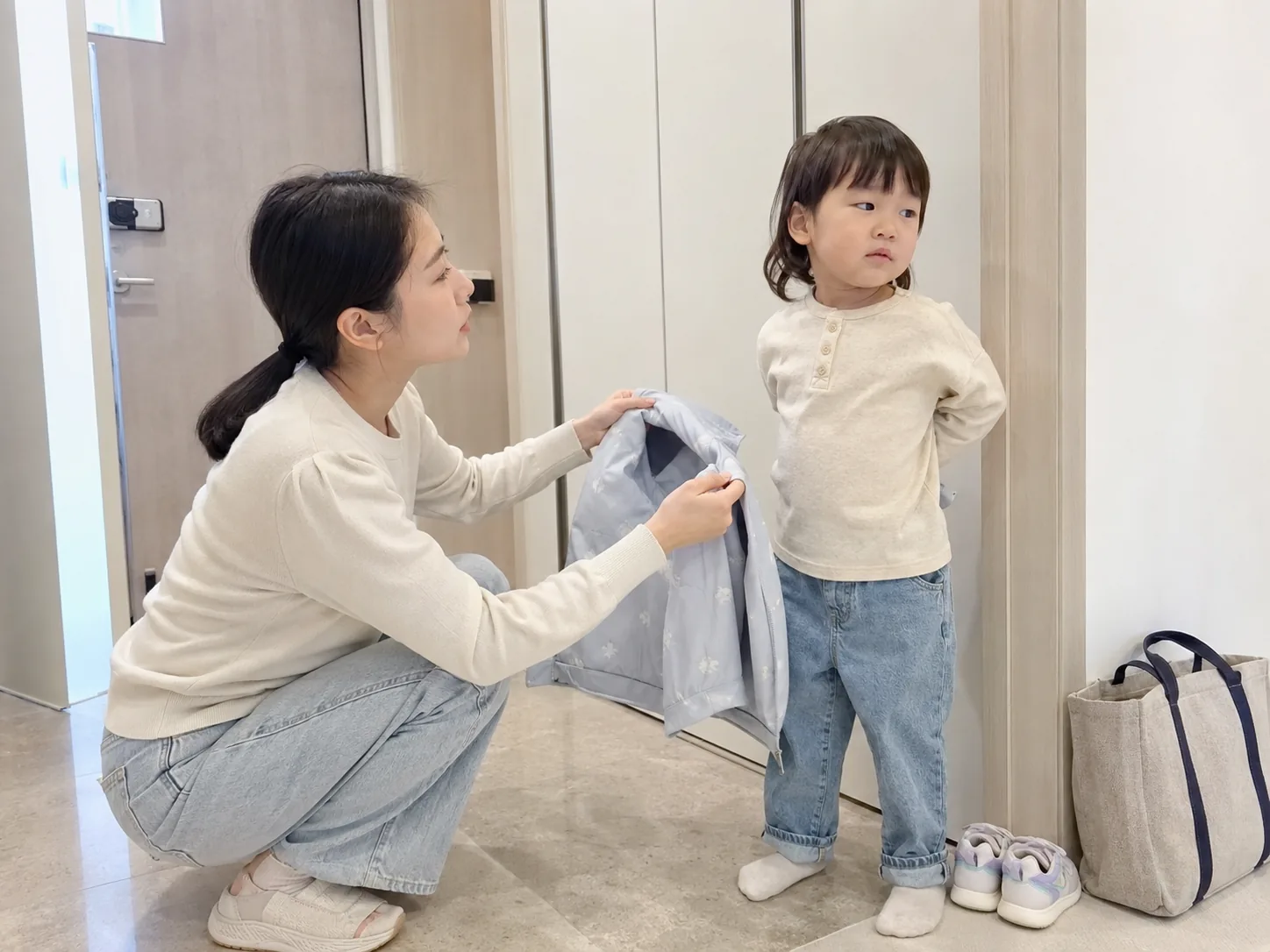 외출 전 옷 입기를 거부하는 두 돌 아이와 엄마