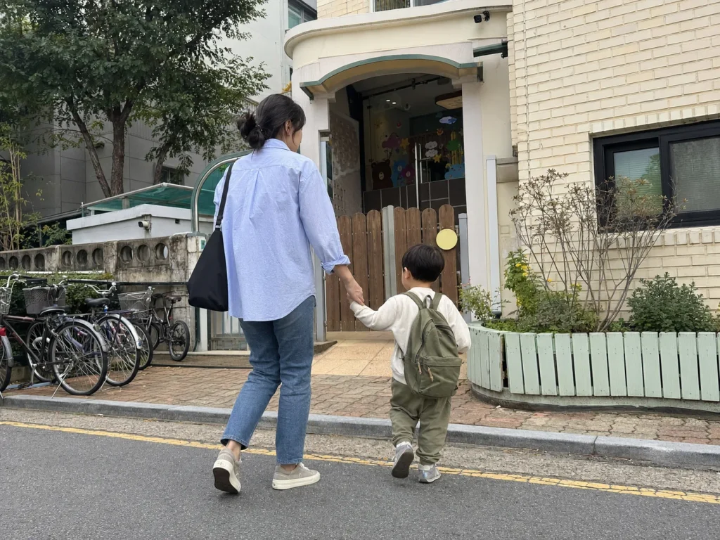 엄마 손을 잡고 어린이집에 등원하는 아이