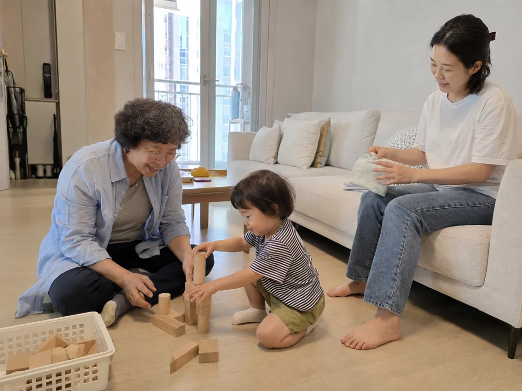 할머니만 찾는 아이가 할머니와 블록 놀이를 하는 모습