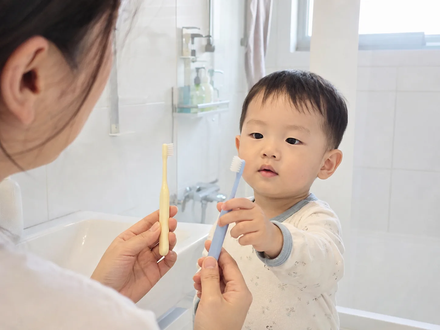 칫솔을 직접 고르고 양치를 준비하는 두 돌 아이