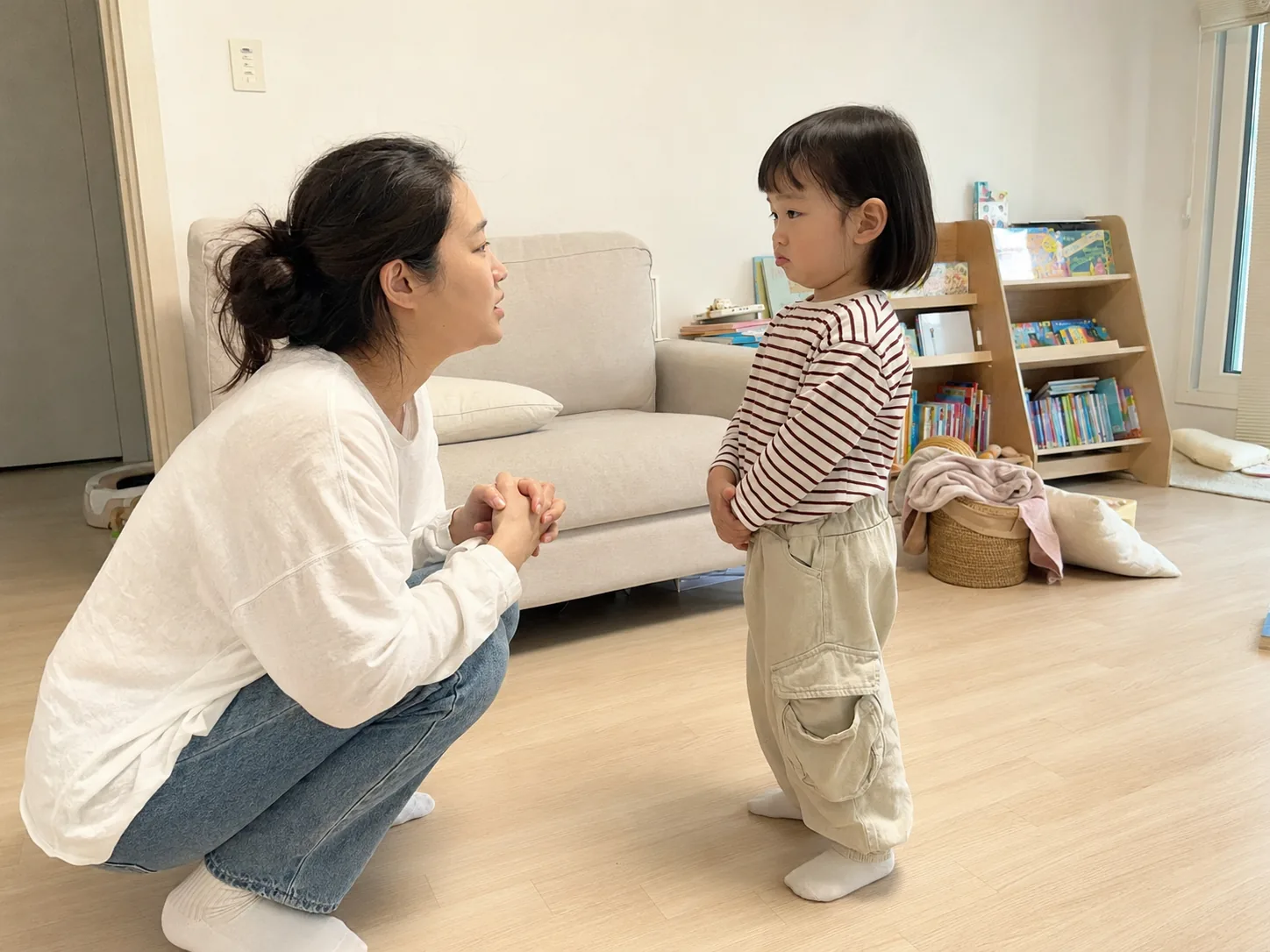 아이 눈높이에 맞춰 규칙을 차분히 설명하는 엄마