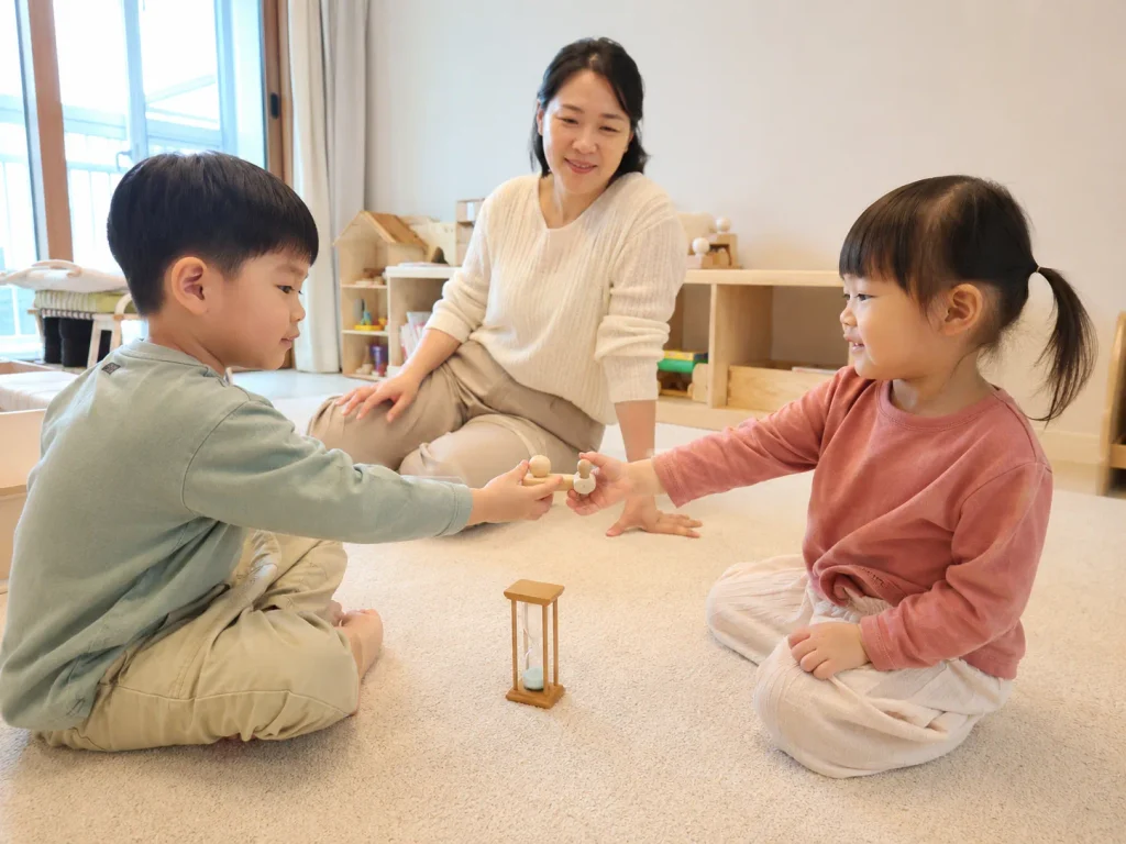 모래시계를 두고 형제자매 싸움을 중재하는 엄마
