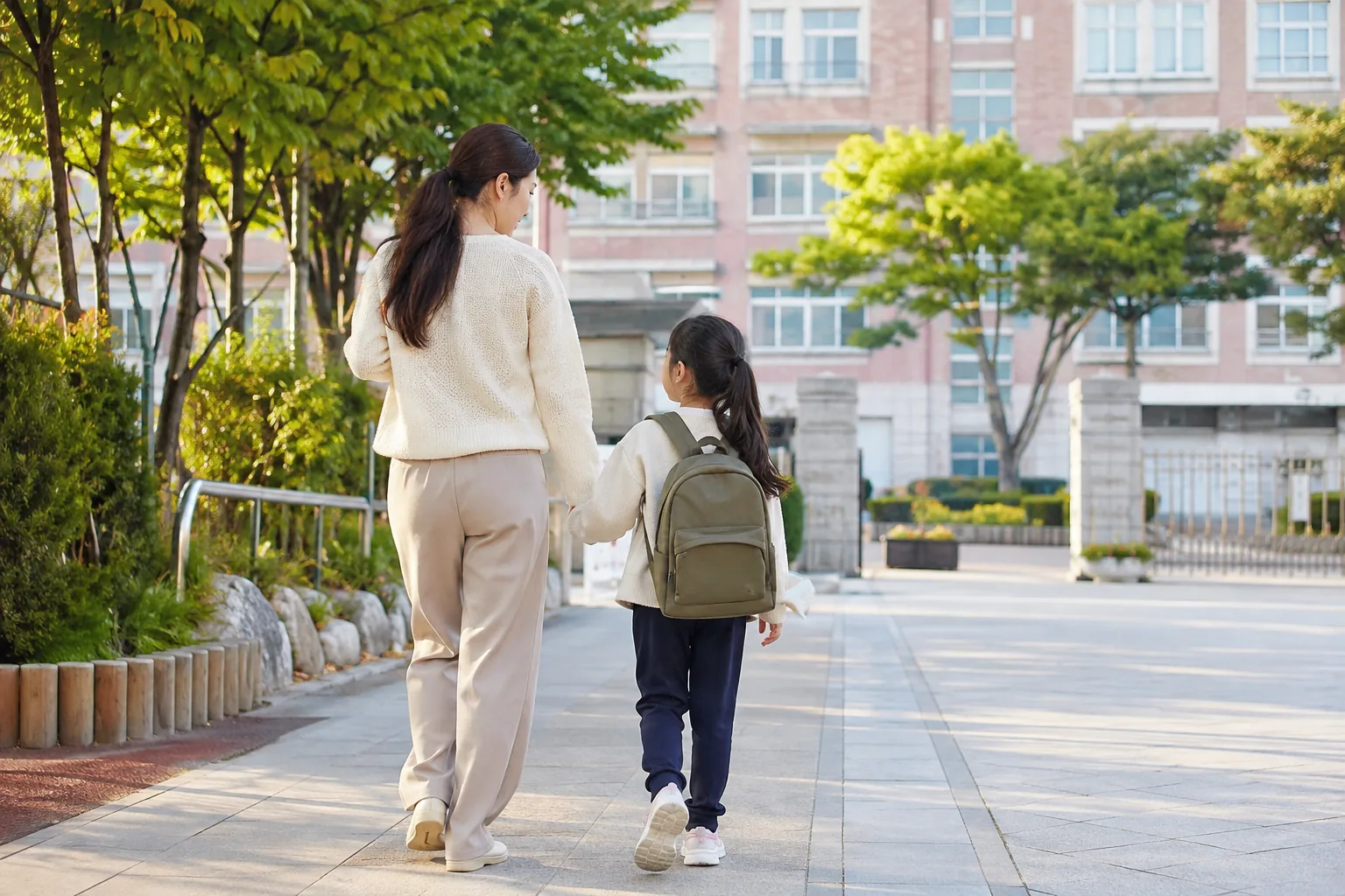 아이 손을 잡고 초등학교에 등교하는 모습