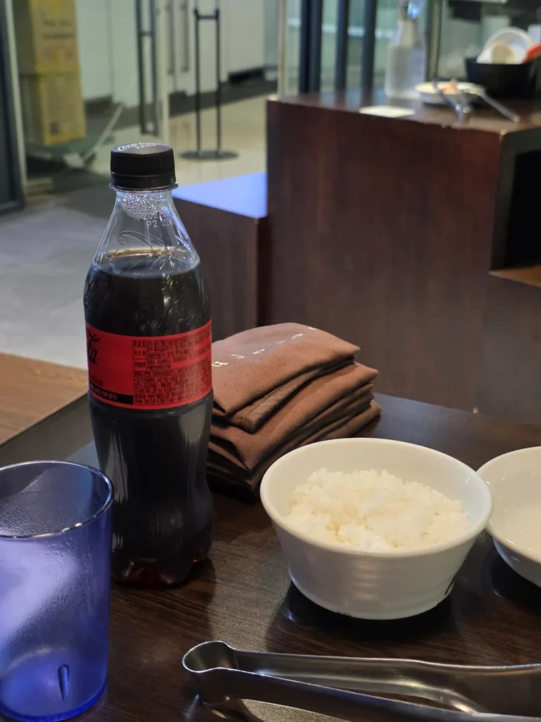 콜라와 공깃밥, 비치된 앞치마