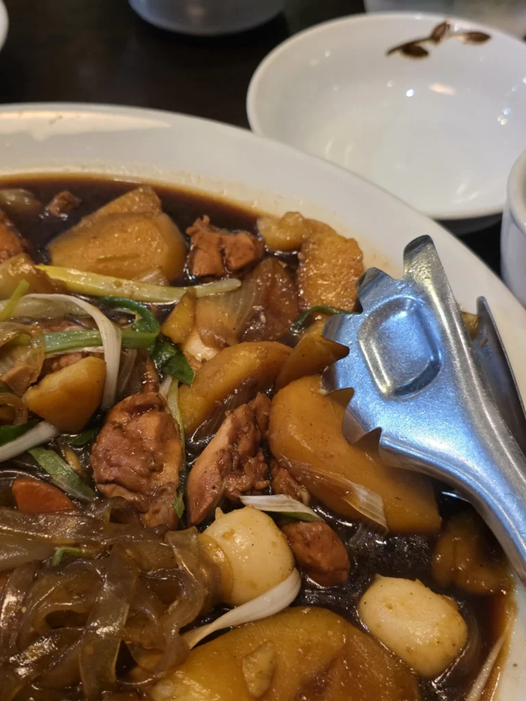 집게와 함께 담긴 찜닭 한 접시