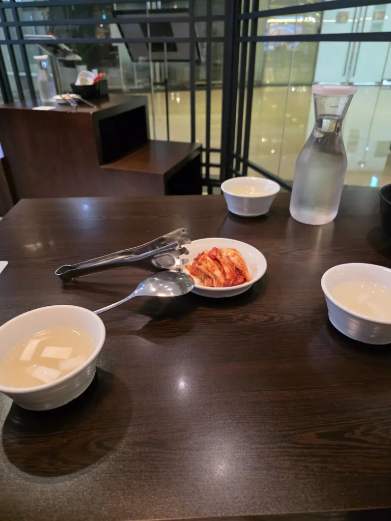 김치와 물병이 놓인 테이블