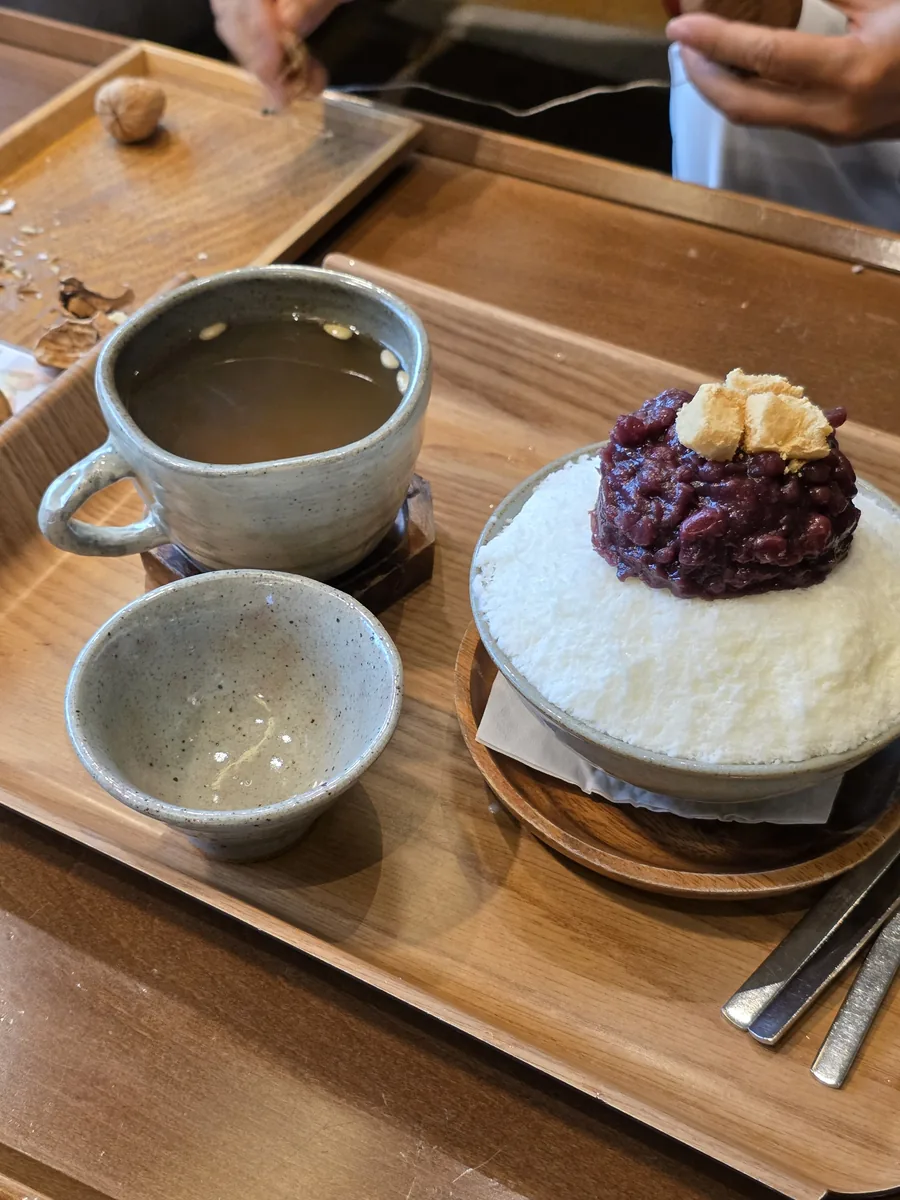 찻집모퉁이 우유 얼음 팥빙수와 인절미, 생강차