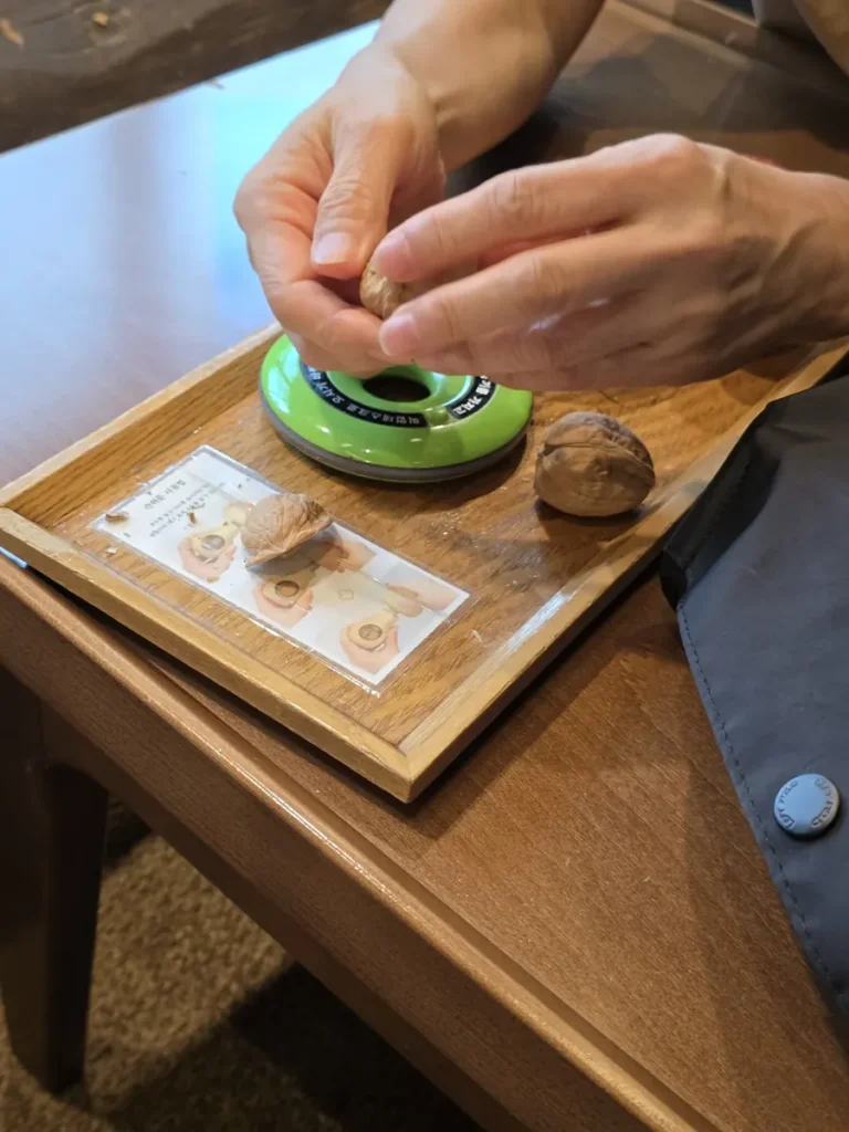 찻집모퉁이 호두까기로 호두 까보기