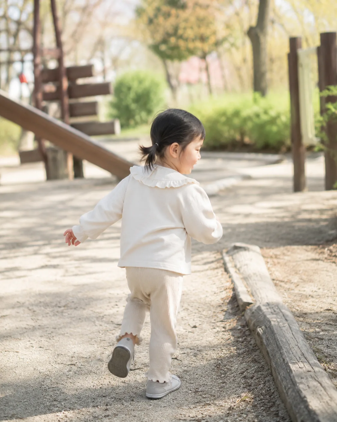 야외에서 걸으며 뛰어노는 아이