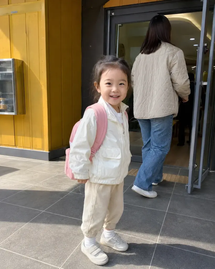 가방을 메고 어린이집에 등원하는 아이