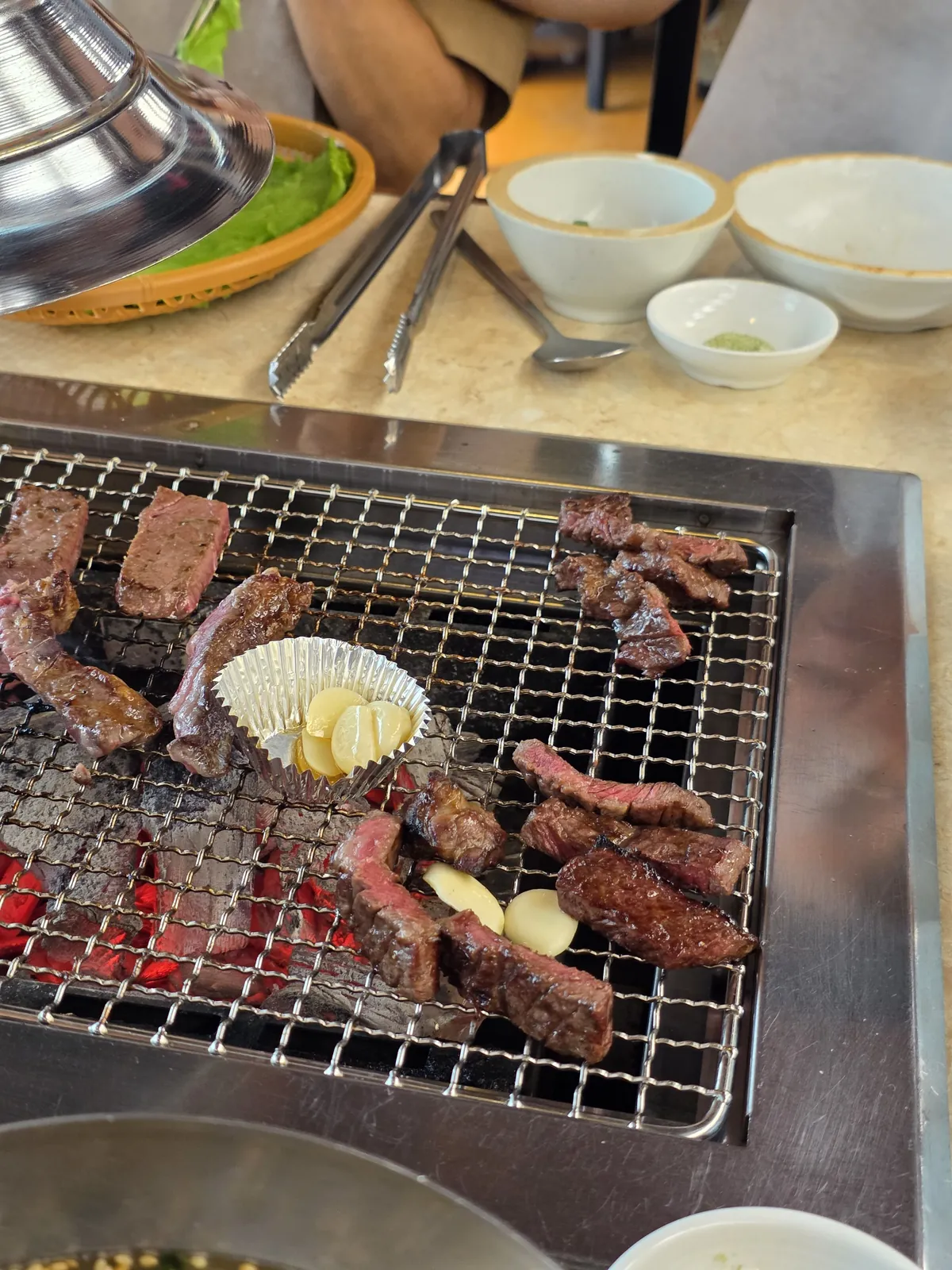 다몽집 숯불에 굽는 와규와 마늘