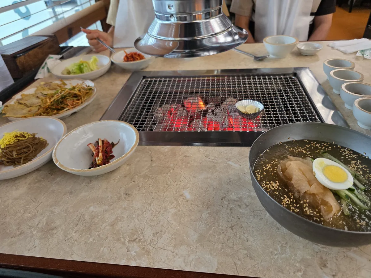 다몽집 숯불 테이블과 물냉면