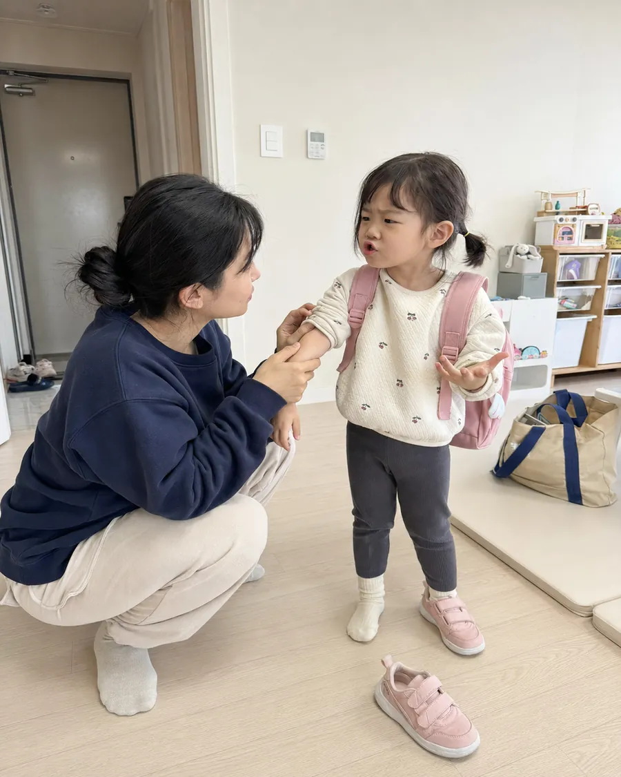 어린이집 맞고 온 아이의 팔 상처를 살펴보는 엄마