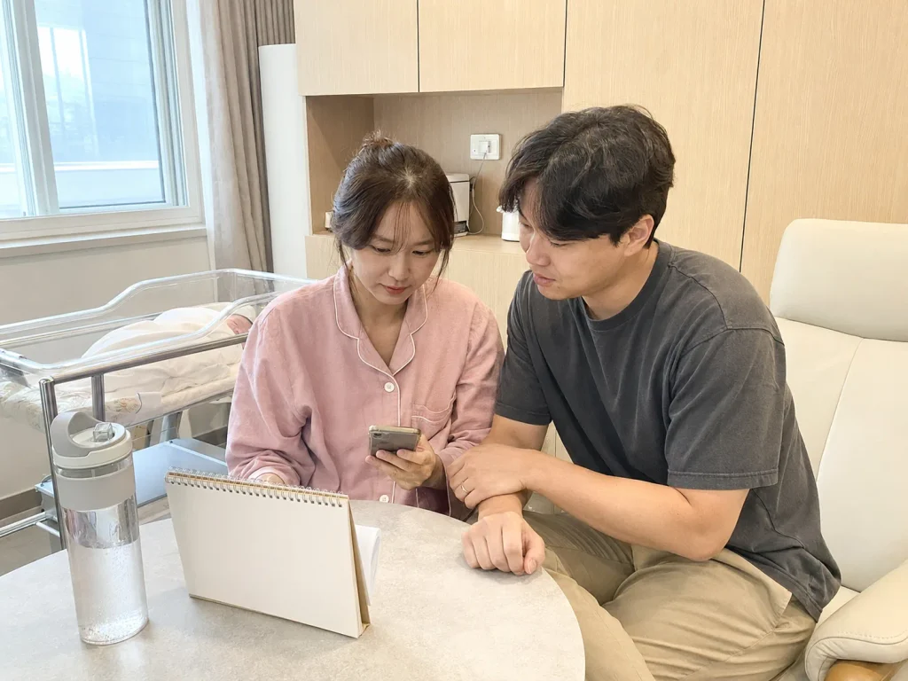 산후조리비 지원 정보를 함께 확인하는 부부