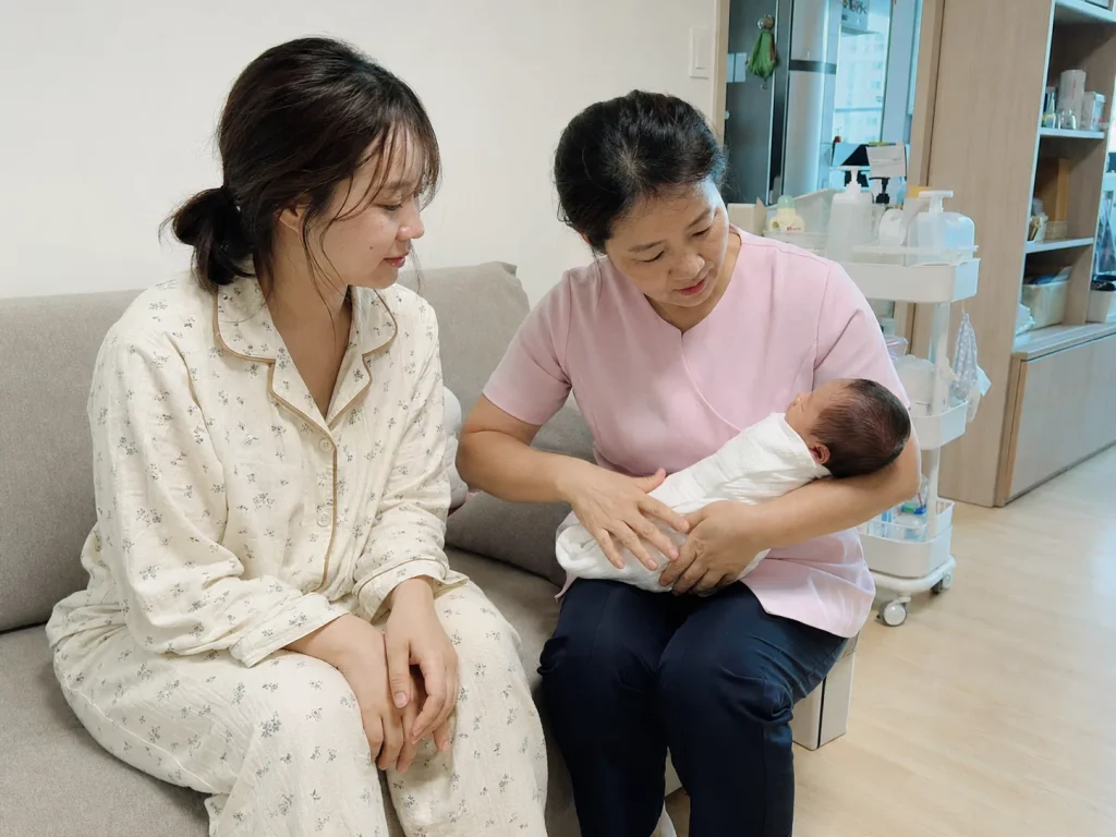 산모와 신생아를 돌보는 산후 건강관리사