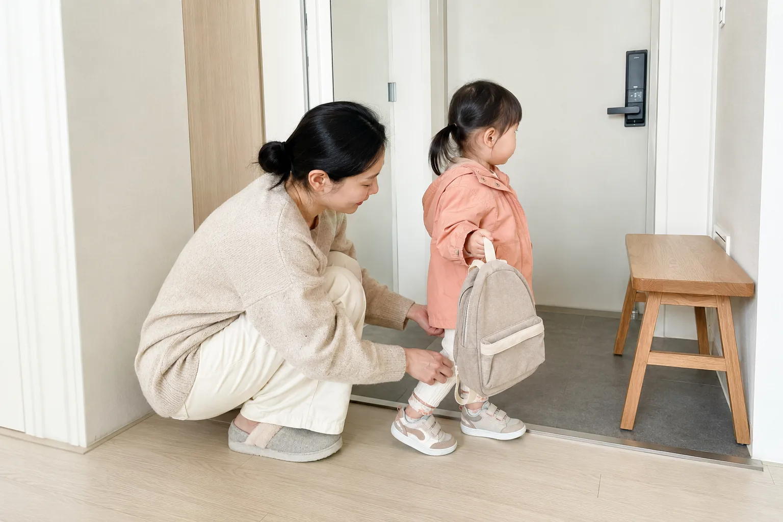 어린이집 등원을 위해 아이 가방을 챙겨주는 엄마 모습