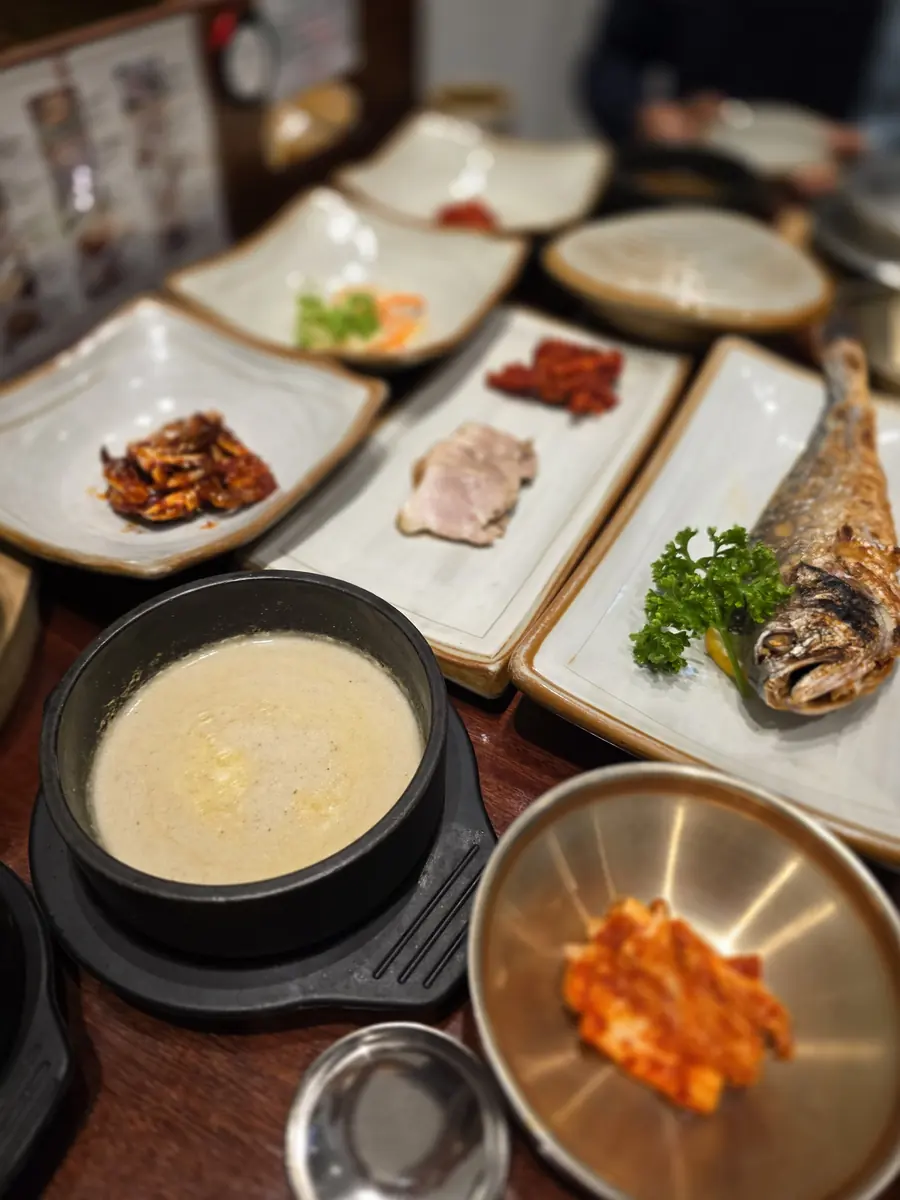 거궁 일산점 들깨국과 보리굴비, 수육 반찬