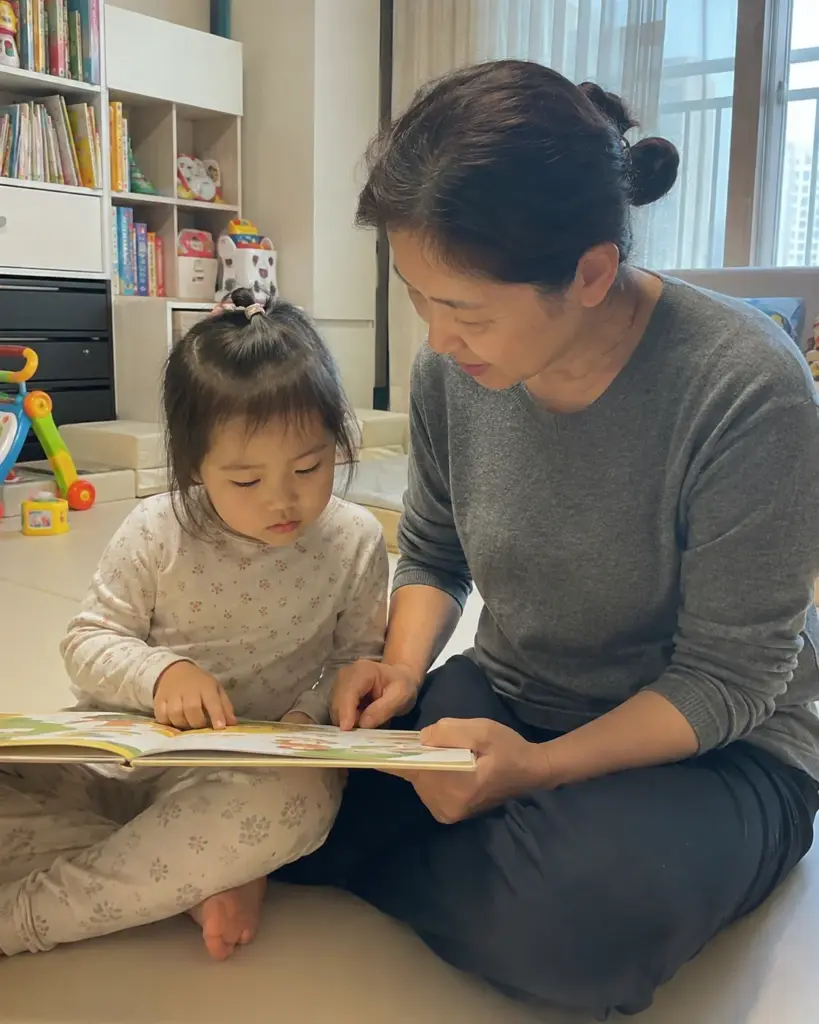 할머니와 그림책을 보는 아이