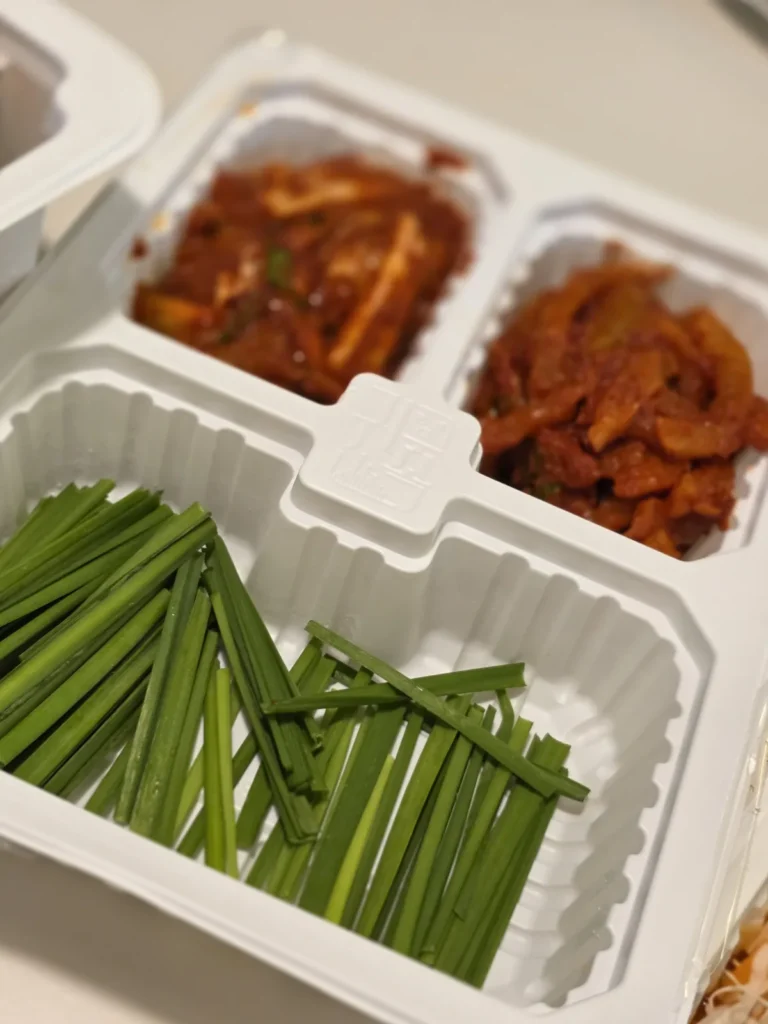 귀한족발 곁들임 부추와 겉절이·무김치