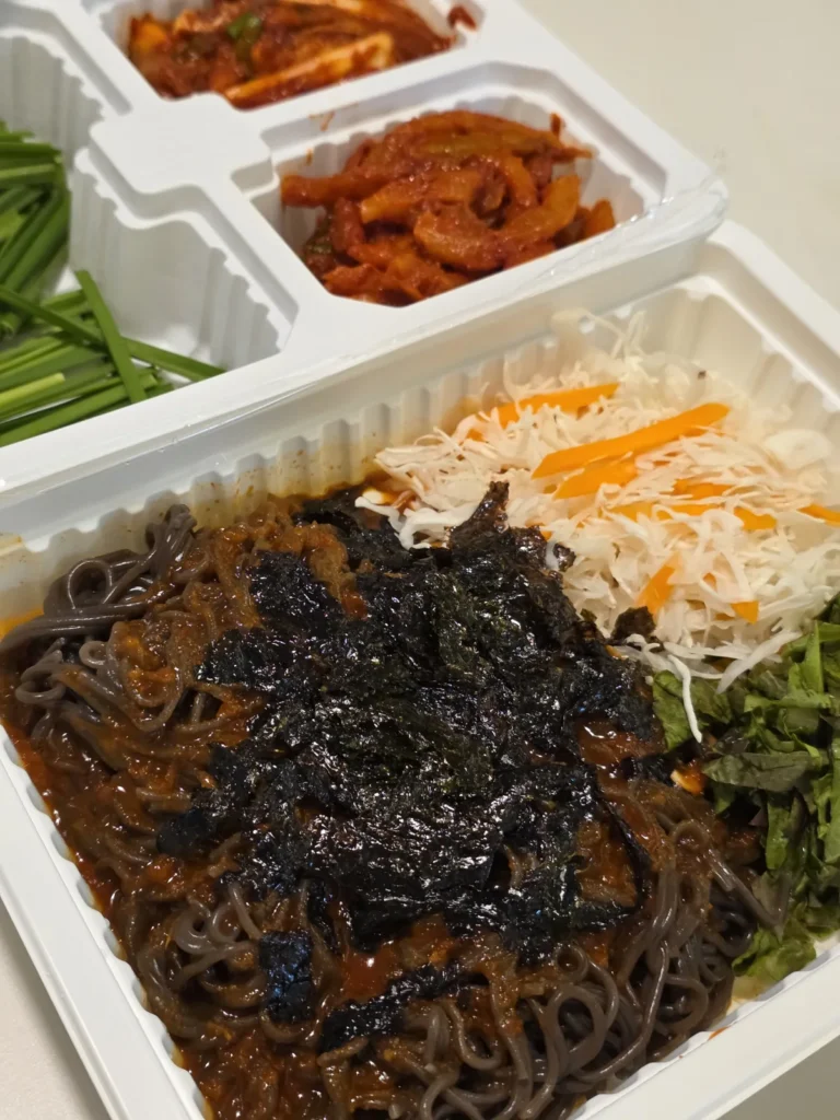 귀한족발 생과일막국수 양념과 채소