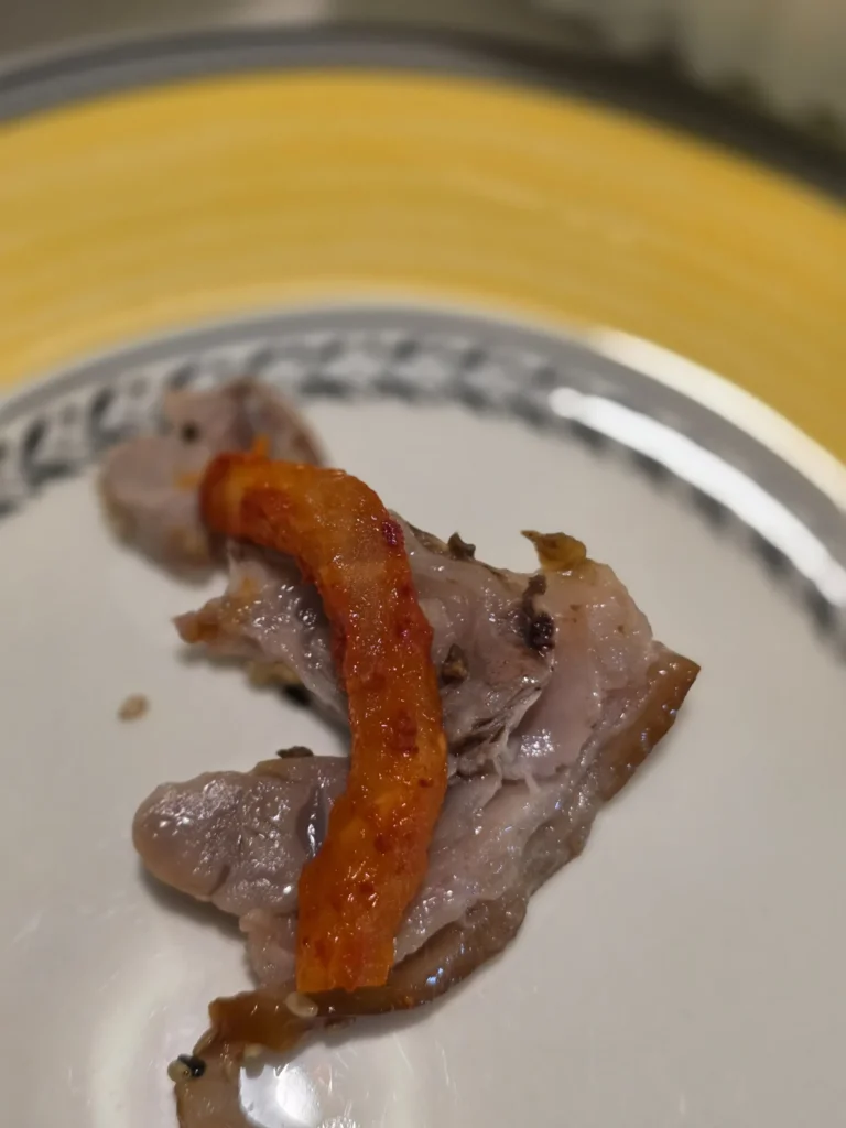 족발과 무김치를 함께 먹는 한 점