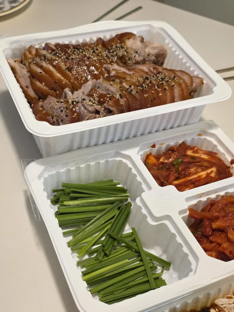 귀한족발 앞다리 대자와 부추·겉절이·무김치 구성