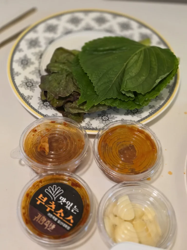 족발 쌈용 깻잎·상추와 소스