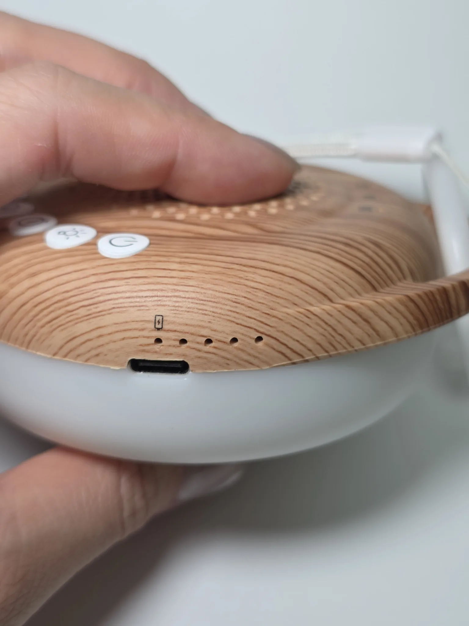 백색소음기 USB-C 충전 단자와 배터리 표시등