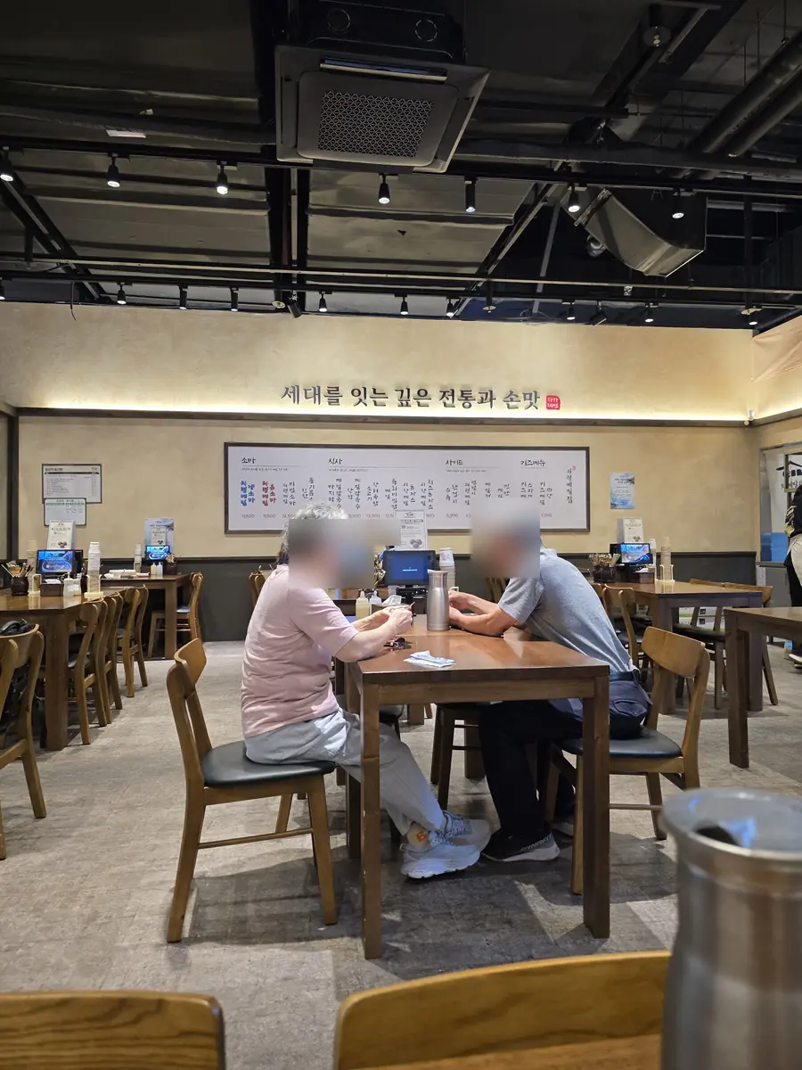 스타필드마켓 일산 메밀집 매장 내부 테이블석