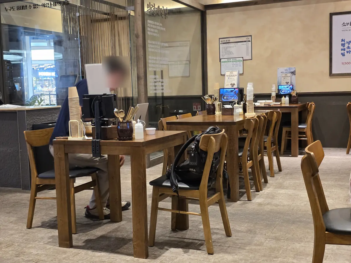 메밀집 매장 창가 쪽 좌석