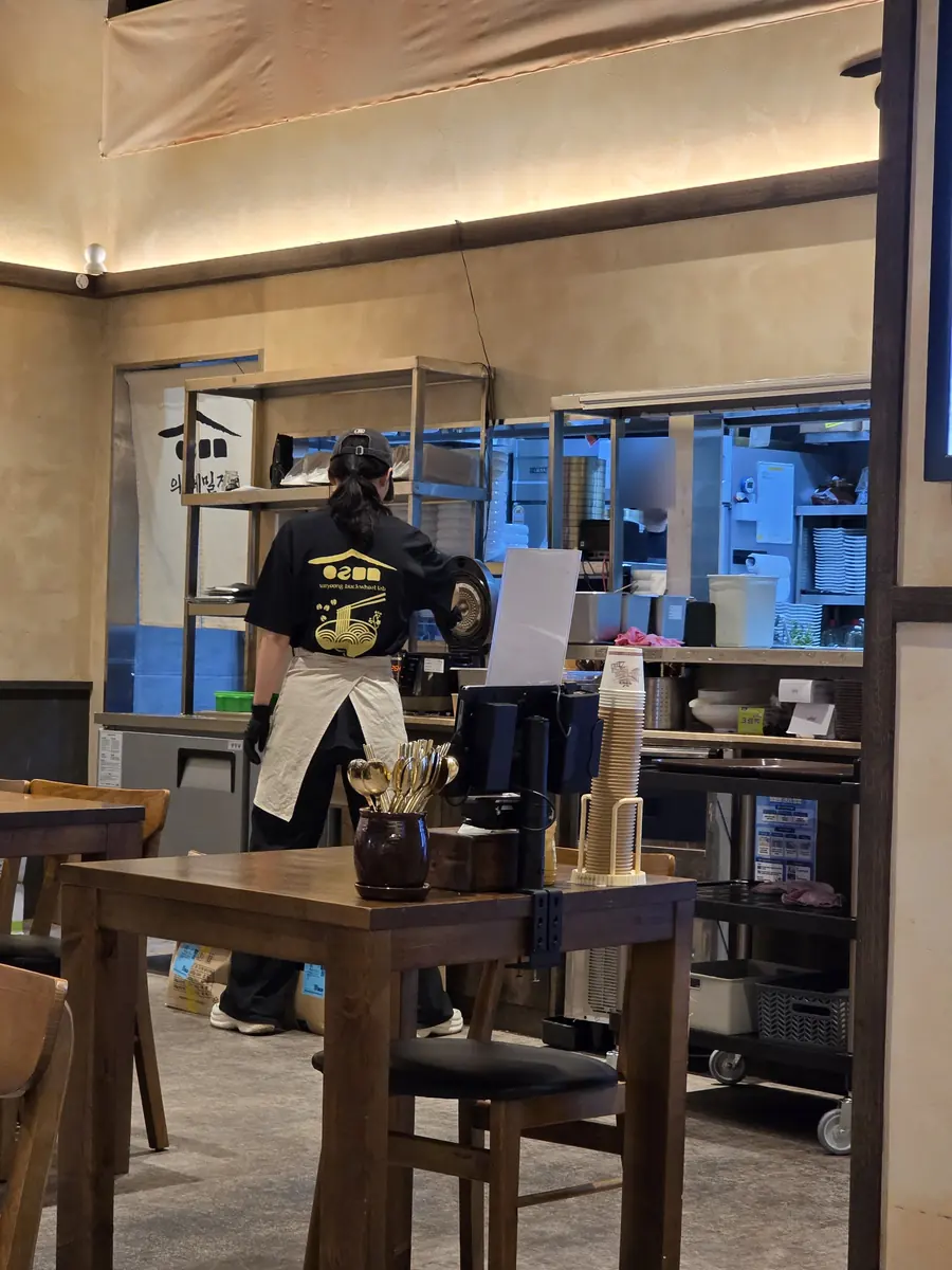 메밀집 오픈키친 주방 모습