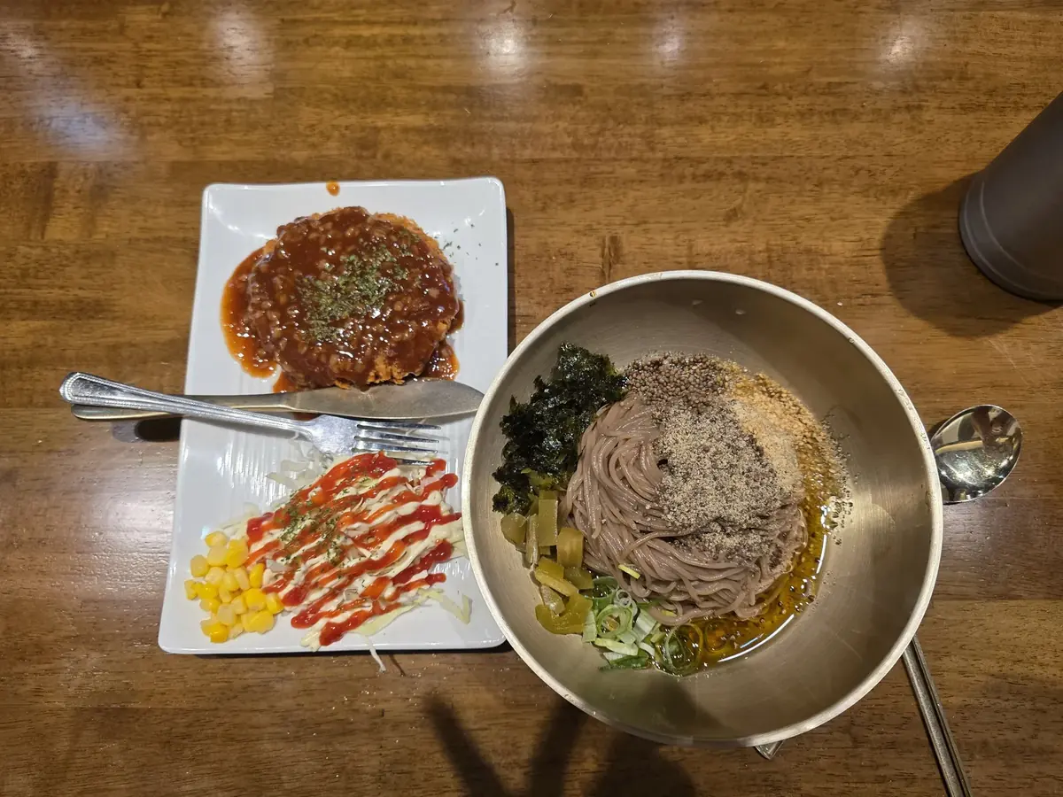 의령메밀집 일산점 들기름소바와 돈까스 세트 위에서 본 모습