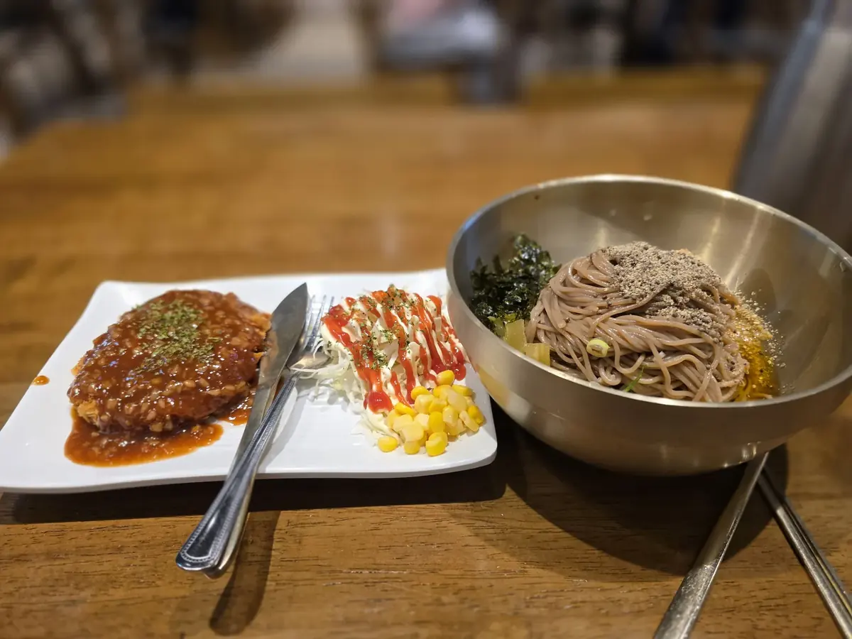 돈까스와 들기름소바 세트 옆모습