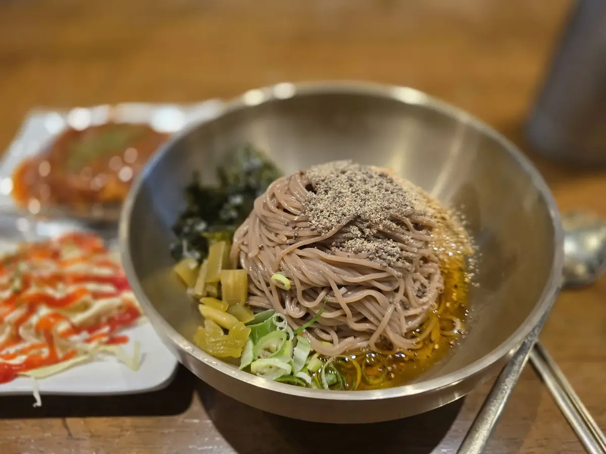 의령메밀집 일산점 들기름소바, 들깨가루와 김·단무지·파 고명