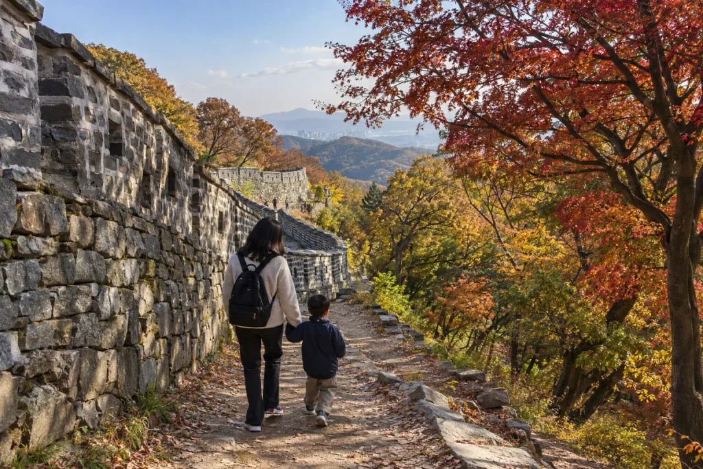 가을 단풍이 물든 남한산성 성곽 산책로