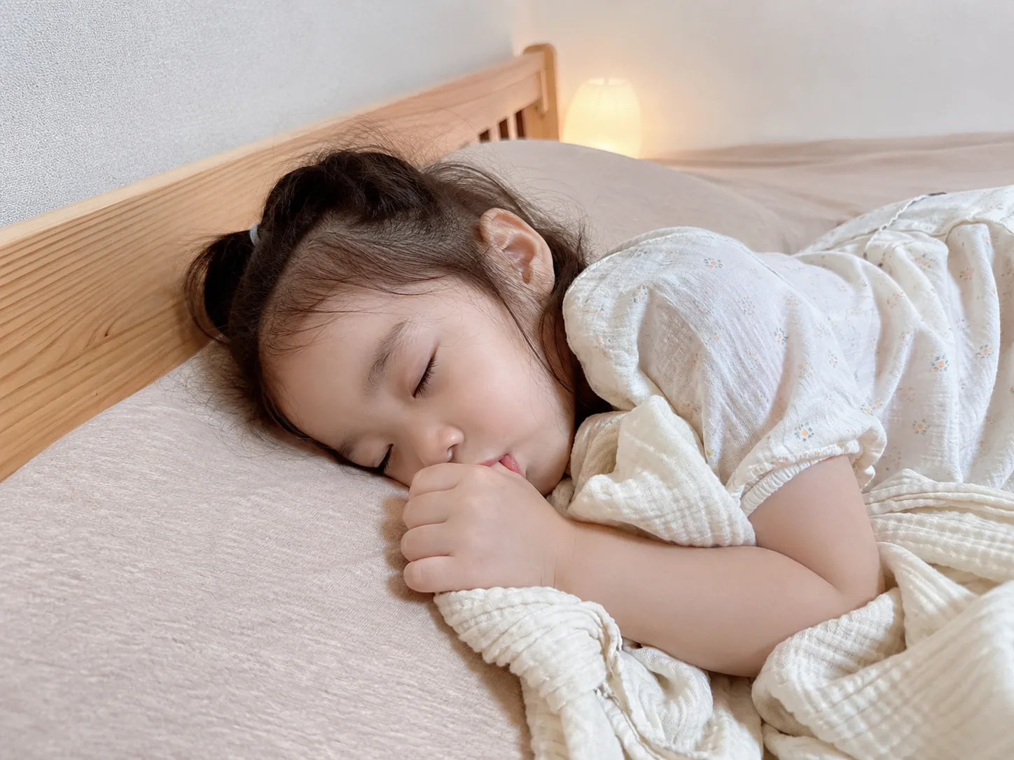 잠들기 전 손을 입가에 대고 잠든 아이