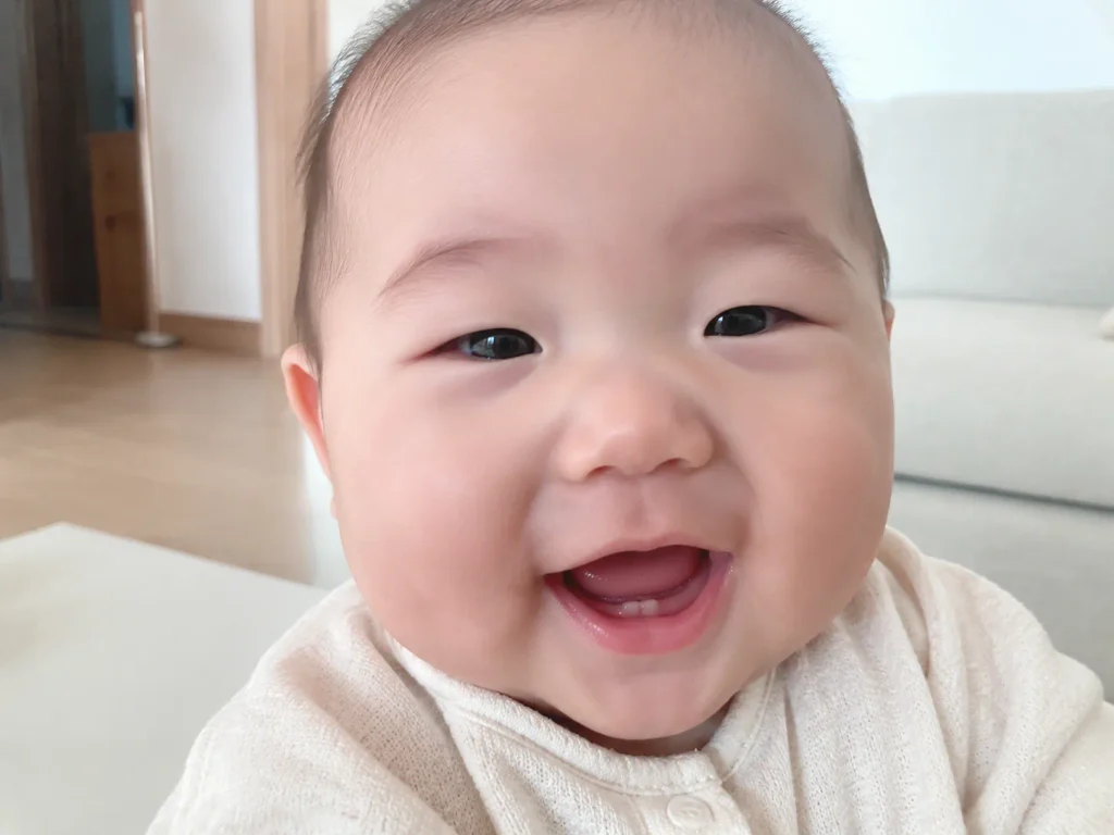 환하게 웃는 아기 잇몸과 첫니