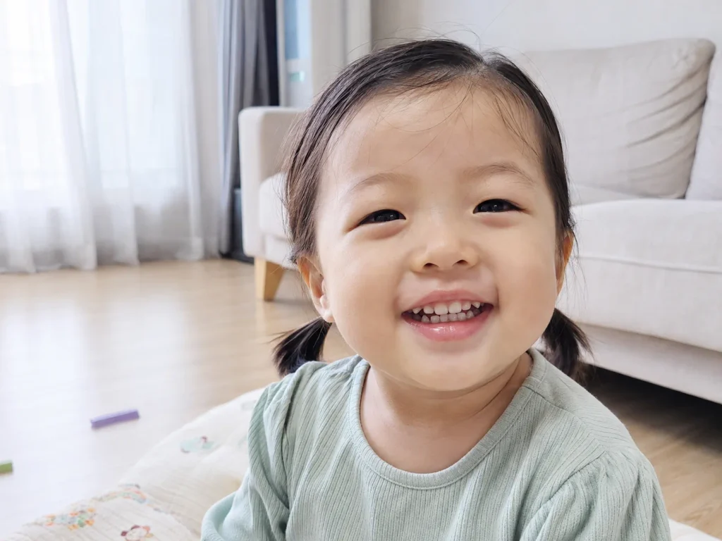 웃으며 앞니를 보여주는 아이