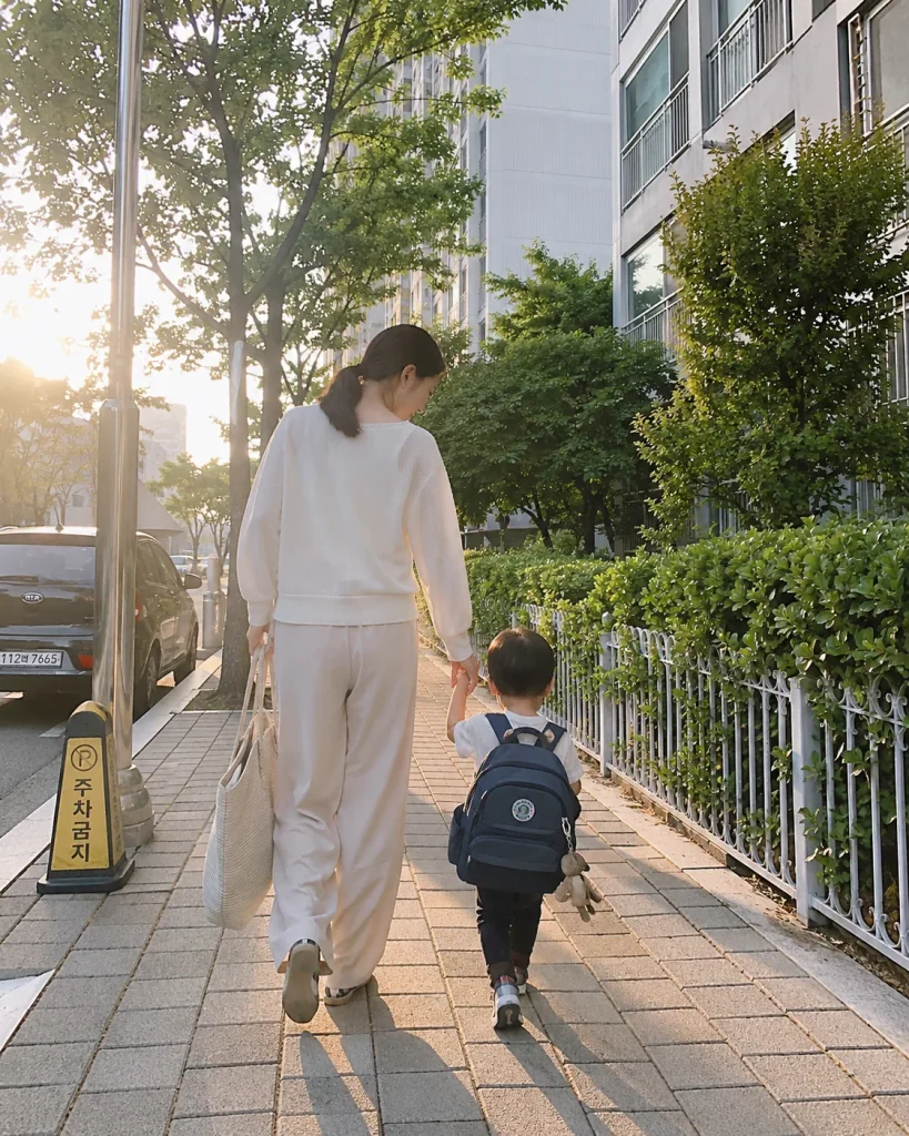 엄마와 손잡고 어린이집에 등원하는 아이 뒷모습