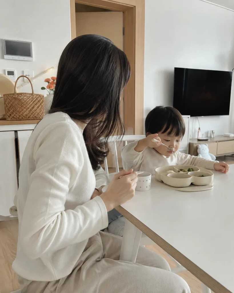 엄마와 아이가 함께 편안하게 식사하는 모습