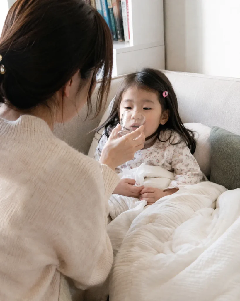 아픈 아이를 곁에서 돌보는 엄마