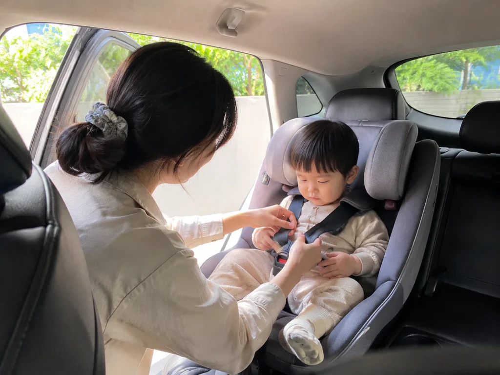 카시트에 안전하게 앉아 벨트를 맨 아이