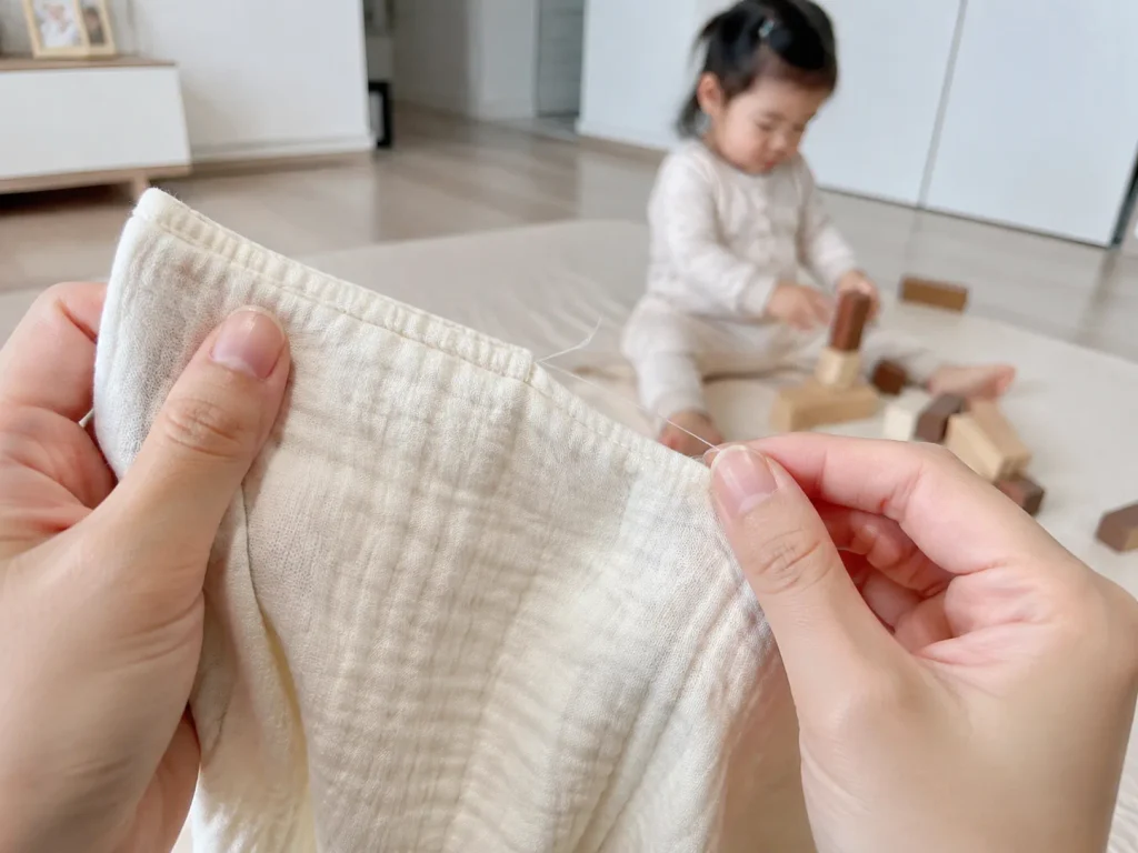 애착이불 천을 만지는 손과 놀고 있는 아이