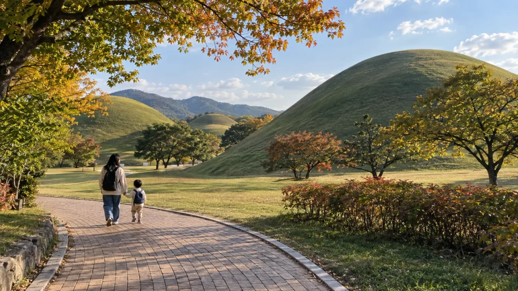 가을 나무와 고분이 어우러진 경주 대릉원 산책로