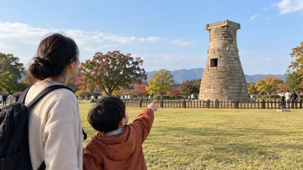 경주 첨성대와 가을 산책로를 함께 보는 모습
