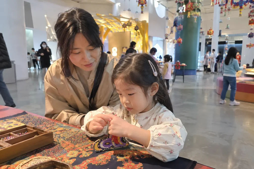 ACC 어린이문화원 만들기 체험을 주제로 한 가족 이미지