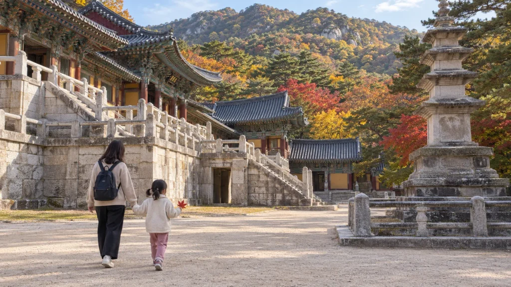 가을 숲과 전통 건축물이 어우러진 경주 불국사